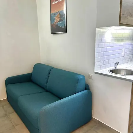 2 Personnes Plein Centre Rue Pietonne Ajaccio (Corsica)